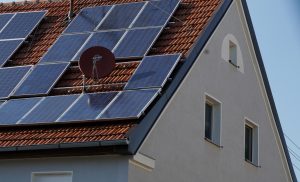 Photovoltaik und SAT-Anlage auf Hausdach
