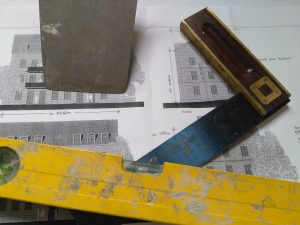 Wasserwaage-Tipp-zum-Bau Tipp zum Bau zeigt Ihnen ein wichtiges Werkzeug für das Verlegen von Terrassenplatten: Die Wasserwaage.