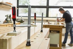 Alles Wissenswerte zu Spannelemente für Werkbänke und deren Gemeinsamkeiten mit Schraubzwingen erfahren Sie bei Tipp-zum-Bau.