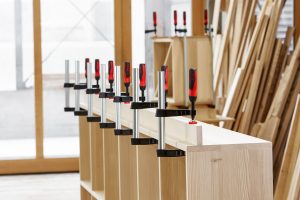 Weshalb Spannwerkzeuge zur Grundausstattung in Schreinereien gehören, erfahren Sie bei Tipp-zum-Bau.