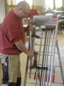 Tipp zum Bau erklärt Ihnen, weshalb ein Zwingenwagen zur Aufbewahrung von Zwingen geeignet ist.