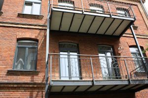 Balkone oder Markisen erfordern den Einsatz von Spezialdübeln. Mehr über Stahlanker erfahren Sie bei Tipp-zum-Bau.