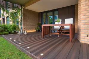 Tipp zum Bau zeigt eine möblierte und bepflanzte Loggia im Erdgeschoss.