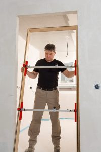 Bei Tipp zum Bau erfahren Sie alles Wissenswerte über die Funktionen von Türfutterstreben.