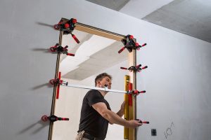 Tipp zum Bau erklärt Ihnen, weshalb Sie mit Winkel-Türfutter-Richtzwingen das Türfutter leichter in den Mauerdurchbruch stellen.