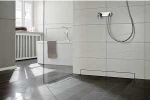 Tipp zum Bau erklärt die Vorteile einer ebenerdigen Dusche bei der barrierefreien Sanierung.