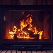 Tipp zum Bau erklärt die Vor- und Nachteile offener Kamine.