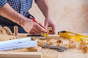 Zimmerer unterscheiden sich von Tischlern und Schreinern. Mehr dazu bei Tipp-zum-Bau.