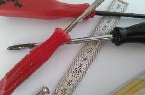 Tipp zum Bau zeigt Ihnen, wie Sie Ihren Doppelstabmattenzaun am Gefälle montieren.