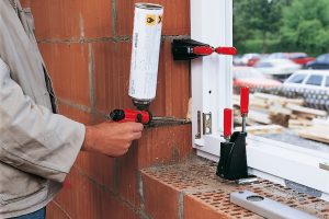 Tipp zum Bau klärt Sie über die Vorzüge der Fenster-Richtzwingen von BESSEY auf.
