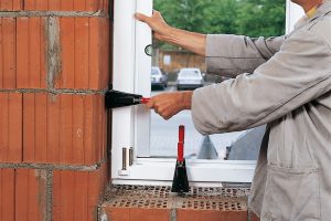 Bei Tipp zum Bau erfahren Sie, wie Sie Fenster-Richtzwingen richtig nutzen.