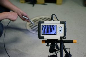 Eine Kamera filmt die Kanaluntersuchung Ihres Kanalrohres bei Tipp zum Bau.