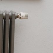 Flächenheizungen verschwinden im Raum und sind somit unsichtbar. Tipp zum Bau verrät Ihnen noch viele andere Vorteile.