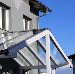 Tipp zum Bau zeigt ein spitz zulaufendes Glasdach, das auch zu einer Gaube passt.