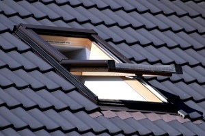 Tipp zum Bau zeigt ein Dachfenster, das vielfältige Möglichkeiten zum Einbruchschutz bietet. 