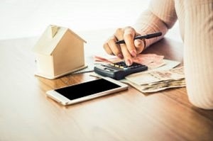 Tipp zum Bau erklärt Ihnen alles Wissenswerte zu den Kosten von verschiedenen Latexfarben.