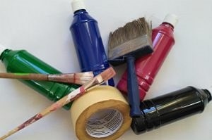 Tipp zum Bau zeigt Ihnen alle Materialien, die Sie zum Streichen mit Silikatfarbe benötigen.