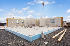 Tipp zum Bau zeigt Ihnen die Holzständerbauweise als moderne Alternative zur Massivbauweise.