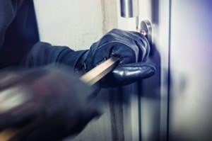Tipp zum Bau hilft Ihnen, Ihre Kellerschachtabdeckung vor Einbrechern zu sichern.