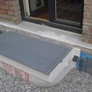 Schützen Sie Ihren Kellerschacht mit einer Kellerschachtabdeckung vor Umwelteinflüssen.